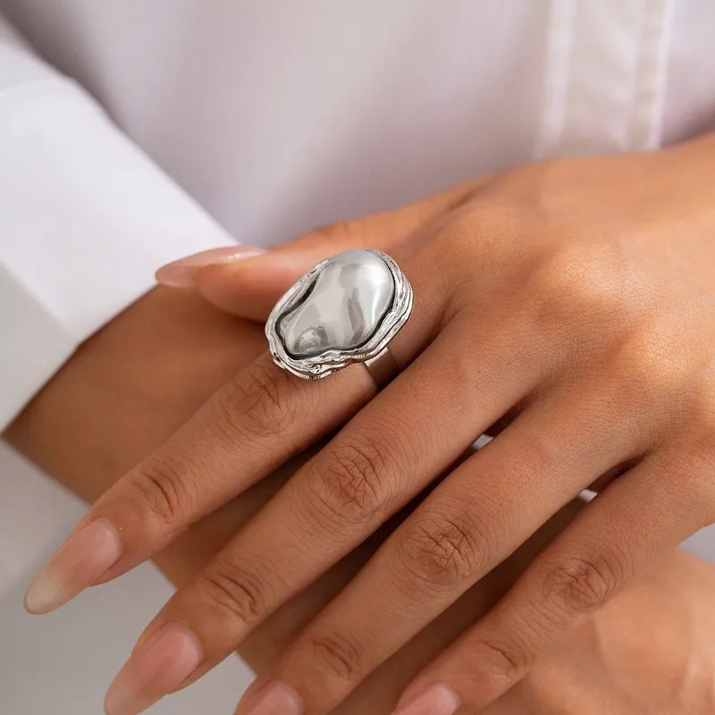 Anillo con piedra gris
