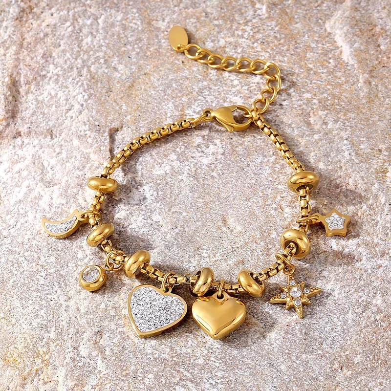Pulsera dorada con charms corazon