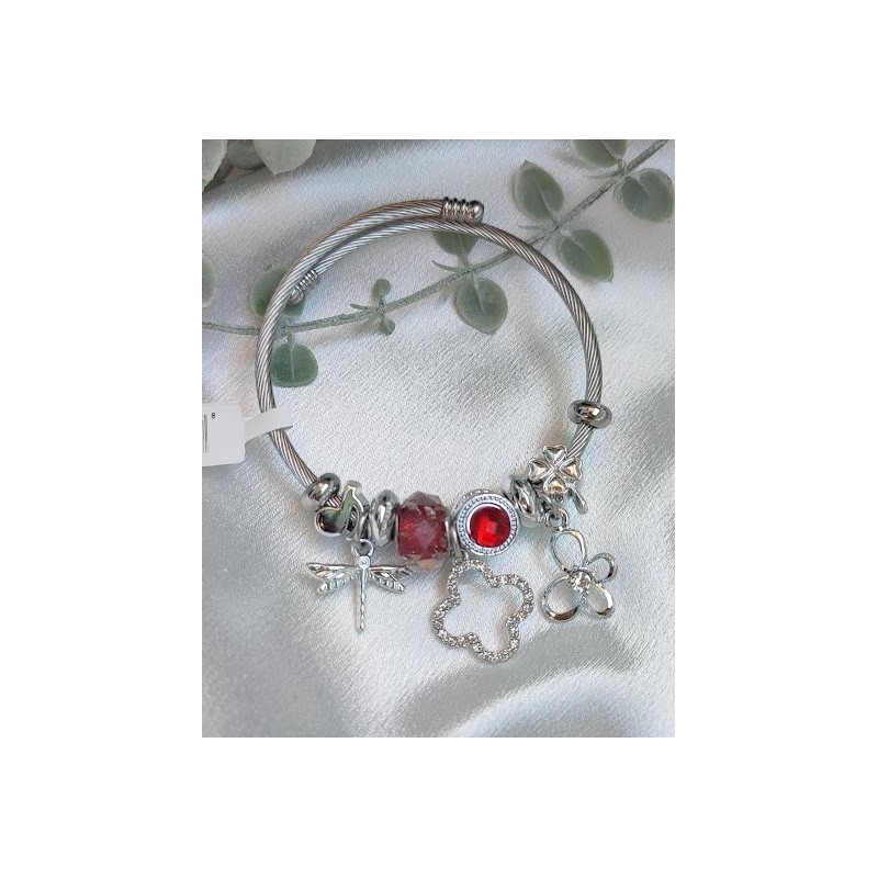 Brazalete plateado charms destellos rojos