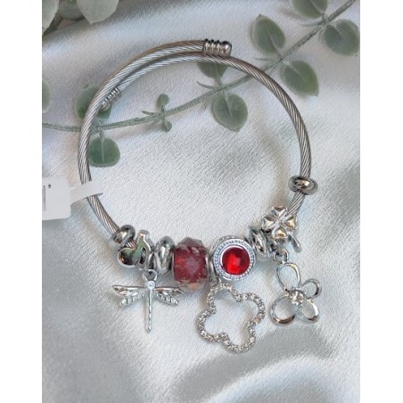 Brazalete plateado charms destellos rojos